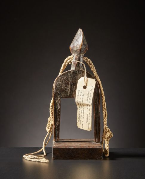 Senufo - Costa d'Avorio, Mali : Puleggia da telaio.Legno duro a patina chiara.Segni d'uso.Con base e vecchia etichetta di collezione.  - Asta Asta 365 | ARTE AFRICANA, OCEANICA E DELLE AMERICHE - ARTE AFRICANA Tradizionale - Associazione Nazionale - Case d'Asta italiane
