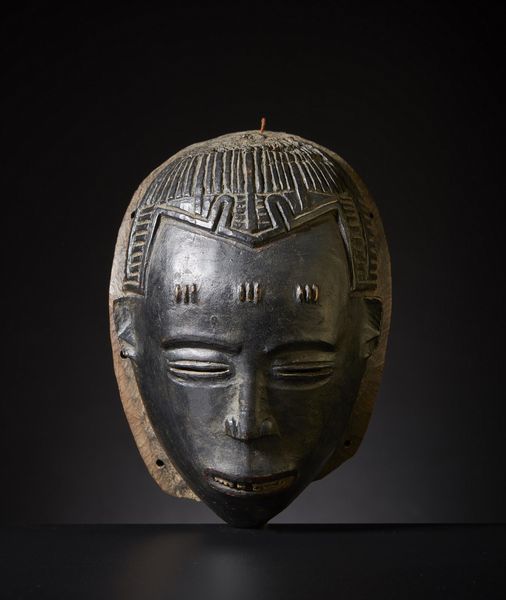 Guro - Costa d'Avorio : Maschera Gugu.Legno duro a patina scura.Difetti, mancanze e notevoli segni d'uso.  - Asta Asta 365 | ARTE AFRICANA, OCEANICA E DELLE AMERICHE - ARTE AFRICANA Tradizionale - Associazione Nazionale - Case d'Asta italiane