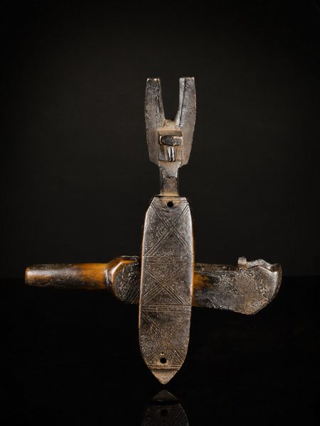 Bambara - Mali : Serratura per porta di granaio.Legno duro a patina scura e lucida, metallo. Segni d'uso.  - Asta Asta 365 | ARTE AFRICANA, OCEANICA E DELLE AMERICHE - ARTE AFRICANA Tradizionale - Associazione Nazionale - Case d'Asta italiane