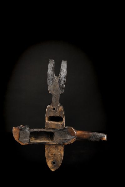 Bambara - Mali : Serratura per porta di granaio.Legno duro a patina scura e lucida, metallo. Segni d'uso.  - Asta Asta 365 | ARTE AFRICANA, OCEANICA E DELLE AMERICHE - ARTE AFRICANA Tradizionale - Associazione Nazionale - Case d'Asta italiane