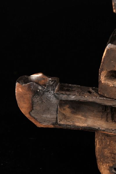 Bambara - Mali : Serratura per porta di granaio.Legno duro a patina scura e lucida, metallo. Segni d'uso.  - Asta Asta 365 | ARTE AFRICANA, OCEANICA E DELLE AMERICHE - ARTE AFRICANA Tradizionale - Associazione Nazionale - Case d'Asta italiane