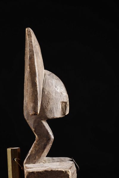 Bambara - Mali : Serratura per porta di granaio.Legno duro a patina naturale.Segni d'uso.Con base.  - Asta Asta 365 | ARTE AFRICANA, OCEANICA E DELLE AMERICHE - ARTE AFRICANA Tradizionale - Associazione Nazionale - Case d'Asta italiane