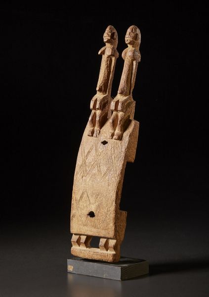 Dogon - Mali : Serratura per  porta di granaio.Legno duro a patina naturale. Segni d'uso.Con base.  - Asta Asta 365 | ARTE AFRICANA, OCEANICA E DELLE AMERICHE - ARTE AFRICANA Tradizionale - Associazione Nazionale - Case d'Asta italiane