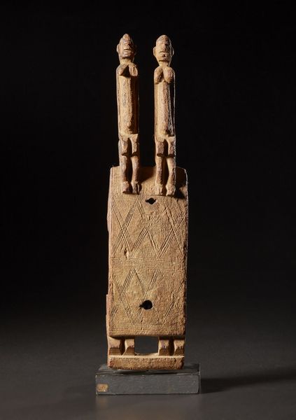 Dogon - Mali : Serratura per  porta di granaio.Legno duro a patina naturale. Segni d'uso.Con base.  - Asta Asta 365 | ARTE AFRICANA, OCEANICA E DELLE AMERICHE - ARTE AFRICANA Tradizionale - Associazione Nazionale - Case d'Asta italiane