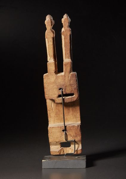 Dogon - Mali : Serratura per  porta di granaio.Legno duro a patina naturale. Segni d'uso.Con base.  - Asta Asta 365 | ARTE AFRICANA, OCEANICA E DELLE AMERICHE - ARTE AFRICANA Tradizionale - Associazione Nazionale - Case d'Asta italiane