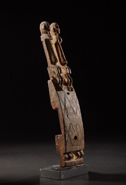 Dogon - Mali : Serratura per  porta di granaio.Legno duro a patina naturale. Segni d'uso.Con base.  - Asta Asta 365 | ARTE AFRICANA, OCEANICA E DELLE AMERICHE - ARTE AFRICANA Tradizionale - Associazione Nazionale - Case d'Asta italiane