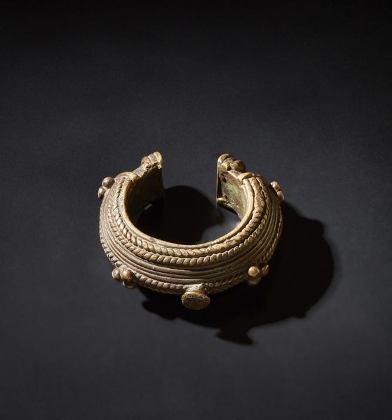 Arte africana : Bracciale moneta.Lega metallica.Segni d'uso.  - Asta Asta 365 | ARTE AFRICANA, OCEANICA E DELLE AMERICHE - ARTE AFRICANA Tradizionale - Associazione Nazionale - Case d'Asta italiane