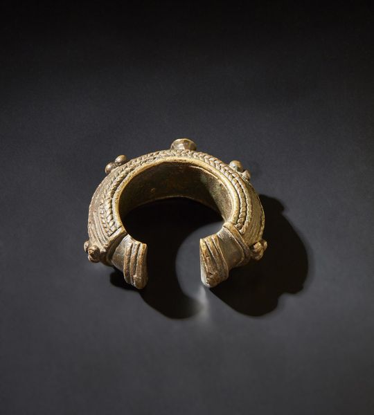 Arte africana : Bracciale moneta.Lega metallica.Segni d'uso.  - Asta Asta 365 | ARTE AFRICANA, OCEANICA E DELLE AMERICHE - ARTE AFRICANA Tradizionale - Associazione Nazionale - Case d'Asta italiane