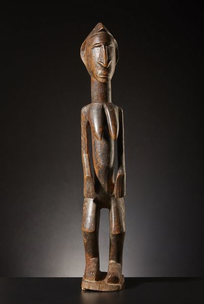 Dogon - Mali : Figura femminile di antenata.Legno duro a patina chiara e lucida, con tracce di pigmento.Difetti e segni d'uso.  - Asta Asta 365 | ARTE AFRICANA, OCEANICA E DELLE AMERICHE - ARTE AFRICANA Tradizionale - Associazione Nazionale - Case d'Asta italiane