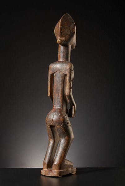 Dogon - Mali : Figura femminile di antenata.Legno duro a patina chiara e lucida, con tracce di pigmento.Difetti e segni d'uso.  - Asta Asta 365 | ARTE AFRICANA, OCEANICA E DELLE AMERICHE - ARTE AFRICANA Tradizionale - Associazione Nazionale - Case d'Asta italiane