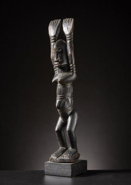 Dogon o Tellem - Mali : Figura Nommo con braccia alzate.Legno duro a patina scura.Difetti e segni d'uso.  - Asta Asta 365 | ARTE AFRICANA, OCEANICA E DELLE AMERICHE - ARTE AFRICANA Tradizionale - Associazione Nazionale - Case d'Asta italiane