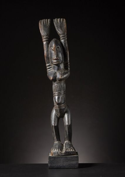 Dogon o Tellem - Mali : Figura Nommo con braccia alzate.Legno duro a patina scura.Difetti e segni d'uso.  - Asta Asta 365 | ARTE AFRICANA, OCEANICA E DELLE AMERICHE - ARTE AFRICANA Tradizionale - Associazione Nazionale - Case d'Asta italiane