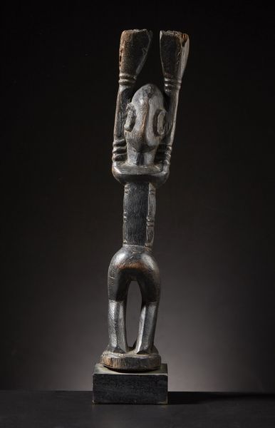 Dogon o Tellem - Mali : Figura Nommo con braccia alzate.Legno duro a patina scura.Difetti e segni d'uso.  - Asta Asta 365 | ARTE AFRICANA, OCEANICA E DELLE AMERICHE - ARTE AFRICANA Tradizionale - Associazione Nazionale - Case d'Asta italiane