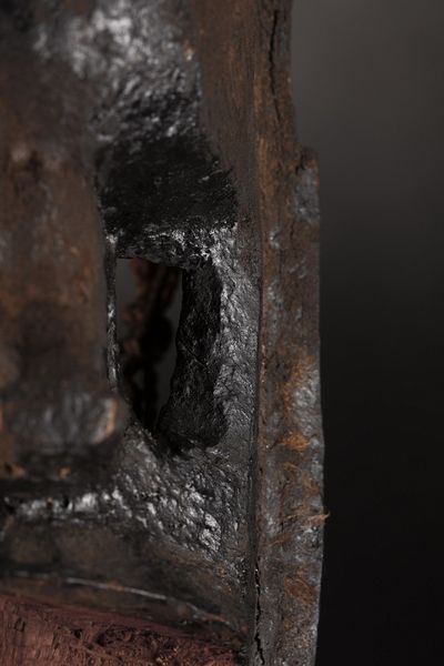 Dogon - Mali : Maschera di scimmia nera.Legno duro a patina scura, bitume e pigmenti, peli animali e fibra.Difetti e segni d'uso.  - Asta Asta 365 | ARTE AFRICANA, OCEANICA E DELLE AMERICHE - ARTE AFRICANA Tradizionale - Associazione Nazionale - Case d'Asta italiane