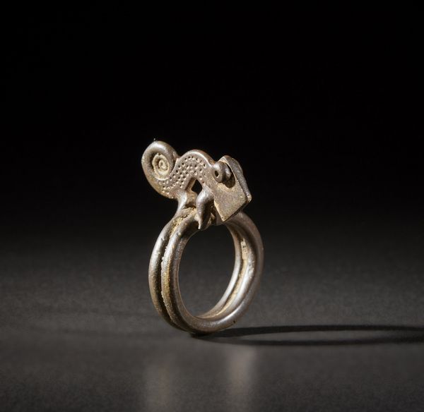 Senufo - Costa d'Avorio, Mali, Burkina Faso : Anello a doppio cerchio con camaleonte.Bronzo.Segni d'uso.  - Asta Asta 365 | ARTE AFRICANA, OCEANICA E DELLE AMERICHE - ARTE AFRICANA Tradizionale - Associazione Nazionale - Case d'Asta italiane