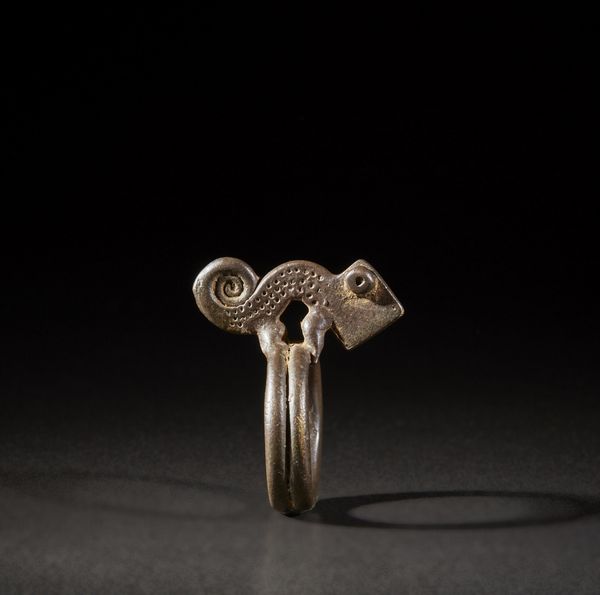 Senufo - Costa d'Avorio, Mali, Burkina Faso : Anello a doppio cerchio con camaleonte.Bronzo.Segni d'uso.  - Asta Asta 365 | ARTE AFRICANA, OCEANICA E DELLE AMERICHE - ARTE AFRICANA Tradizionale - Associazione Nazionale - Case d'Asta italiane