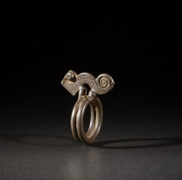 Senufo - Costa d'Avorio, Mali, Burkina Faso : Anello a doppio cerchio con camaleonte.Bronzo.Segni d'uso.  - Asta Asta 365 | ARTE AFRICANA, OCEANICA E DELLE AMERICHE - ARTE AFRICANA Tradizionale - Associazione Nazionale - Case d'Asta italiane