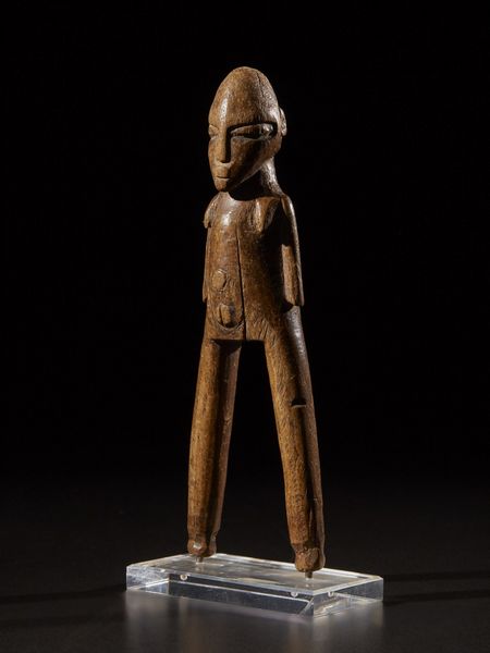 Lobi - Burkina Faso, Costa d'Avorio : Fionda.Legno duro a patina chiara.Segni d'uso.Con base in plexiglass.  - Asta Asta 365 | ARTE AFRICANA, OCEANICA E DELLE AMERICHE - ARTE AFRICANA Tradizionale - Associazione Nazionale - Case d'Asta italiane