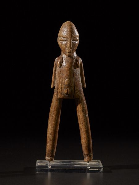 Lobi - Burkina Faso, Costa d'Avorio : Fionda.Legno duro a patina chiara.Segni d'uso.Con base in plexiglass.  - Asta Asta 365 | ARTE AFRICANA, OCEANICA E DELLE AMERICHE - ARTE AFRICANA Tradizionale - Associazione Nazionale - Case d'Asta italiane