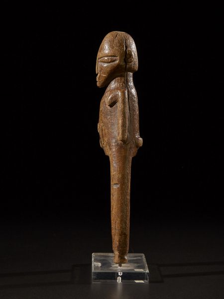 Lobi - Burkina Faso, Costa d'Avorio : Fionda.Legno duro a patina chiara.Segni d'uso.Con base in plexiglass.  - Asta Asta 365 | ARTE AFRICANA, OCEANICA E DELLE AMERICHE - ARTE AFRICANA Tradizionale - Associazione Nazionale - Case d'Asta italiane