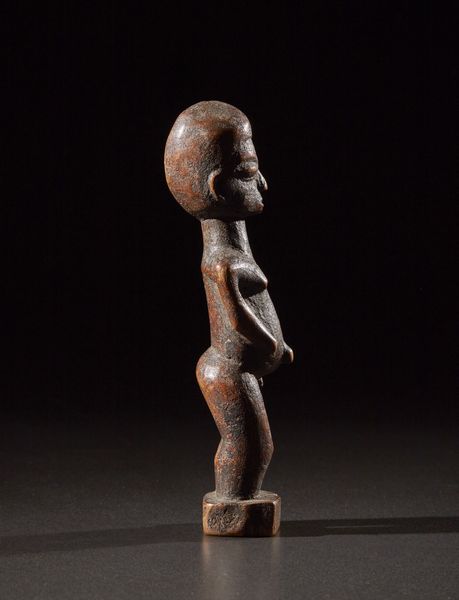 Lobi - Burkina Faso : Figura maschile o Bateba.Legno duro a patina scura.Segni d'uso.  - Asta Asta 365 | ARTE AFRICANA, OCEANICA E DELLE AMERICHE - ARTE AFRICANA Tradizionale - Associazione Nazionale - Case d'Asta italiane