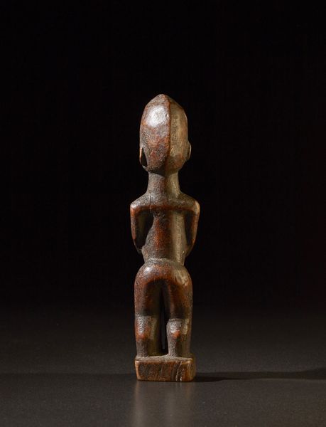 Lobi - Burkina Faso : Figura maschile o Bateba.Legno duro a patina scura.Segni d'uso.  - Asta Asta 365 | ARTE AFRICANA, OCEANICA E DELLE AMERICHE - ARTE AFRICANA Tradizionale - Associazione Nazionale - Case d'Asta italiane