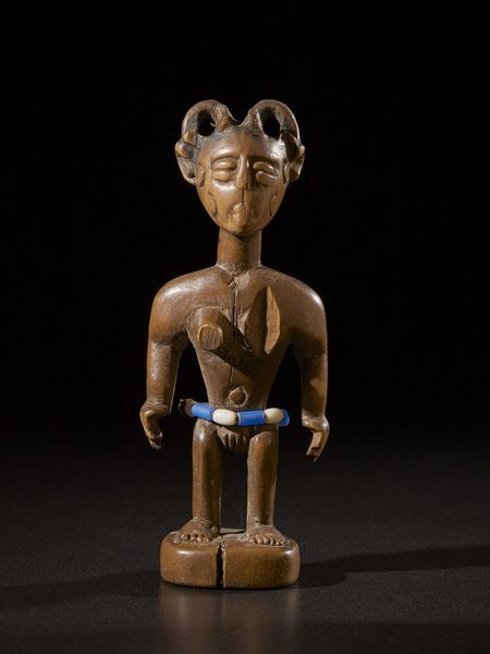 Ewe - Ghana : Scultura  femminile.Legno duro a patina chiara, perline e pigmenti.Una mancanza e segni d'uso.  - Asta Asta 365 | ARTE AFRICANA, OCEANICA E DELLE AMERICHE - ARTE AFRICANA Tradizionale - Associazione Nazionale - Case d'Asta italiane