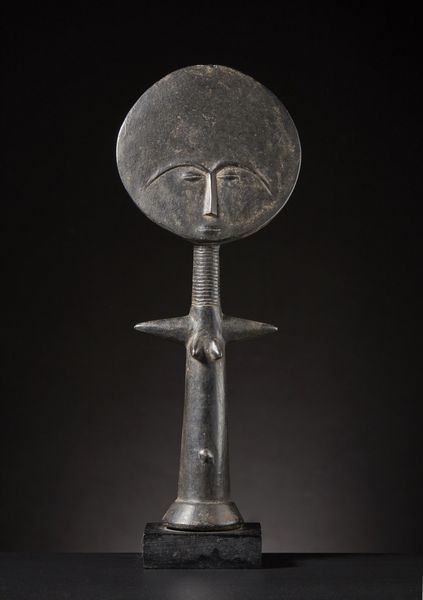 Ashanti - Ghana : Bambola di fertilit o Akua'ba.Legno duro a patina nera.Segni d'uso.Etichetta scritta a mano Con base  - Asta Asta 365 | ARTE AFRICANA, OCEANICA E DELLE AMERICHE - ARTE AFRICANA Tradizionale - Associazione Nazionale - Case d'Asta italiane