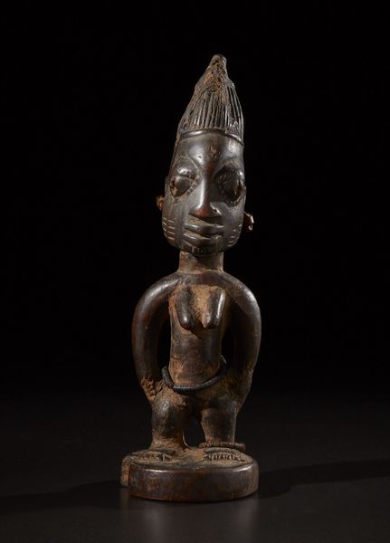 Yoruba -Nigeria : Scultura Ibeji.Legno duro a patina scura, fibre, perline e pigmenti.Difetti, segni d'uso ed etichetta di provenienza.  - Asta Asta 365 | ARTE AFRICANA, OCEANICA E DELLE AMERICHE - ARTE AFRICANA Tradizionale - Associazione Nazionale - Case d'Asta italiane