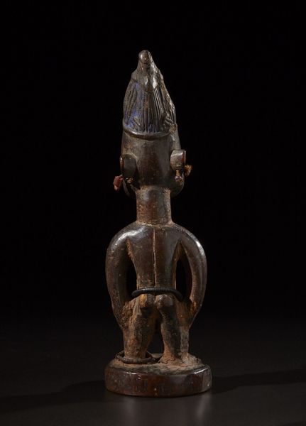 Yoruba -Nigeria : Scultura Ibeji.Legno duro a patina scura, fibre, perline e pigmenti.Difetti, segni d'uso ed etichetta di provenienza.  - Asta Asta 365 | ARTE AFRICANA, OCEANICA E DELLE AMERICHE - ARTE AFRICANA Tradizionale - Associazione Nazionale - Case d'Asta italiane