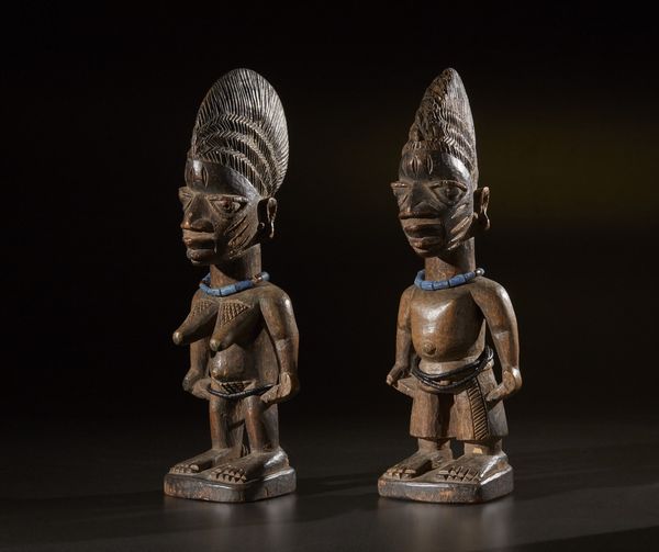 Yoruba -Nigeria : Coppia di gemelli Ibeji.Legno duro a patina chiara, perline, fibre e pigmenti.Piccoli difetti e segni d'uso.  - Asta Asta 365 | ARTE AFRICANA, OCEANICA E DELLE AMERICHE - ARTE AFRICANA Tradizionale - Associazione Nazionale - Case d'Asta italiane