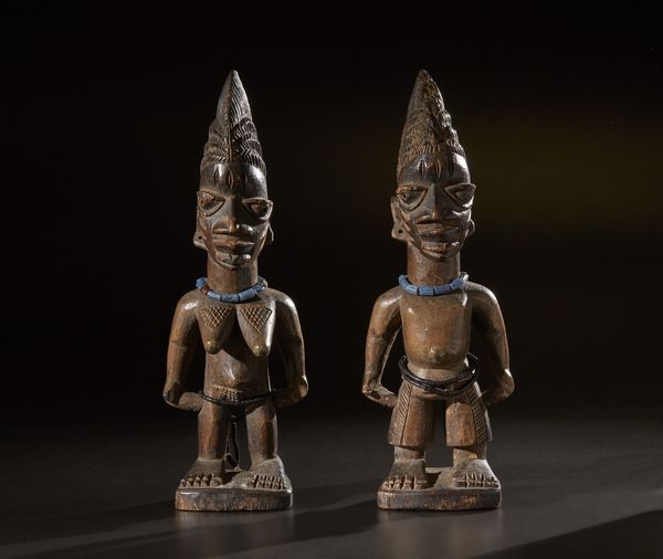 Yoruba -Nigeria : Coppia di gemelli Ibeji.Legno duro a patina chiara, perline, fibre e pigmenti.Piccoli difetti e segni d'uso.  - Asta Asta 365 | ARTE AFRICANA, OCEANICA E DELLE AMERICHE - ARTE AFRICANA Tradizionale - Associazione Nazionale - Case d'Asta italiane