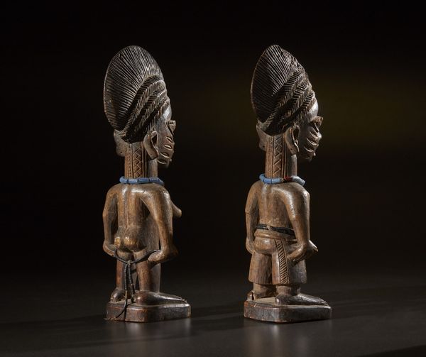 Yoruba -Nigeria : Coppia di gemelli Ibeji.Legno duro a patina chiara, perline, fibre e pigmenti.Piccoli difetti e segni d'uso.  - Asta Asta 365 | ARTE AFRICANA, OCEANICA E DELLE AMERICHE - ARTE AFRICANA Tradizionale - Associazione Nazionale - Case d'Asta italiane