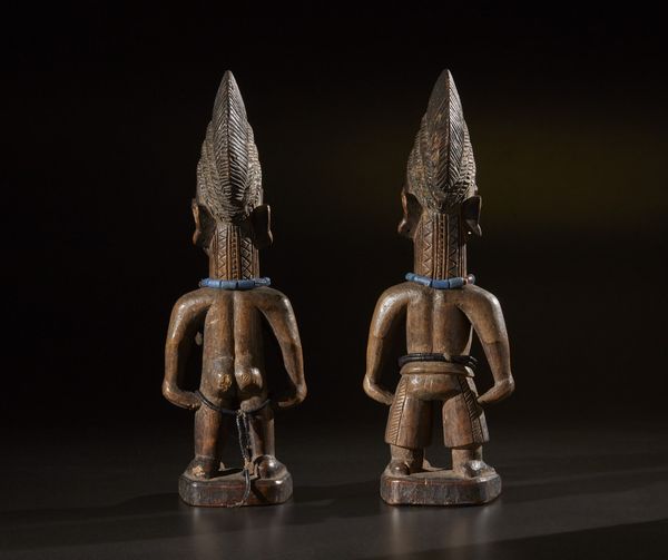 Yoruba -Nigeria : Coppia di gemelli Ibeji.Legno duro a patina chiara, perline, fibre e pigmenti.Piccoli difetti e segni d'uso.  - Asta Asta 365 | ARTE AFRICANA, OCEANICA E DELLE AMERICHE - ARTE AFRICANA Tradizionale - Associazione Nazionale - Case d'Asta italiane