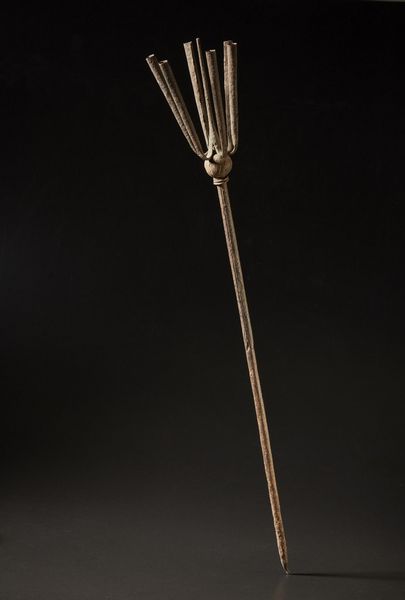 Fon Yoruba - Nigeria : Ferro cerimoniale con una punta e sei braccia.Ferro e legno.Segni d'uso.  - Asta Asta 365 | ARTE AFRICANA, OCEANICA E DELLE AMERICHE - ARTE AFRICANA Tradizionale - Associazione Nazionale - Case d'Asta italiane