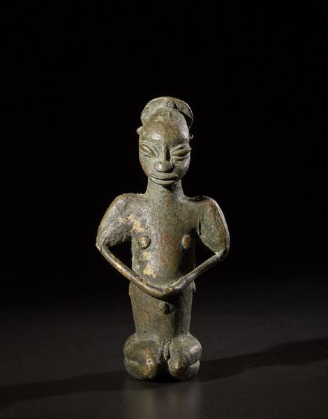 Yoruba -Nigeria : Figura seduta Edan.Bronzo con patina verde.Piccoli difetti di fusione e segni d'uso.  - Asta Asta 365 | ARTE AFRICANA, OCEANICA E DELLE AMERICHE - ARTE AFRICANA Tradizionale - Associazione Nazionale - Case d'Asta italiane