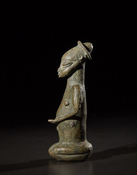 Yoruba -Nigeria : Figura seduta Edan.Bronzo con patina verde.Piccoli difetti di fusione e segni d'uso.  - Asta Asta 365 | ARTE AFRICANA, OCEANICA E DELLE AMERICHE - ARTE AFRICANA Tradizionale - Associazione Nazionale - Case d'Asta italiane