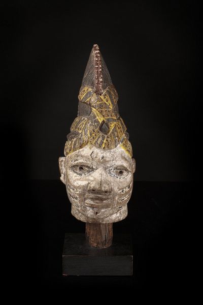 Yoruba -Nigeria : Egungun Layewu.Marionetta'' testa di capo''.Legno duro pieno a patina chiara, pigmenti naturali ed industriali.Segni d'uso ed etichetta espositiva.Con base  - Asta Asta 365 | ARTE AFRICANA, OCEANICA E DELLE AMERICHE - ARTE AFRICANA Tradizionale - Associazione Nazionale - Case d'Asta italiane