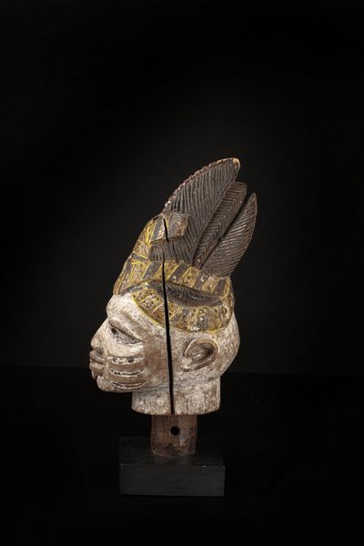 Yoruba -Nigeria : Egungun Layewu.Marionetta'' testa di capo''.Legno duro pieno a patina chiara, pigmenti naturali ed industriali.Segni d'uso ed etichetta espositiva.Con base  - Asta Asta 365 | ARTE AFRICANA, OCEANICA E DELLE AMERICHE - ARTE AFRICANA Tradizionale - Associazione Nazionale - Case d'Asta italiane