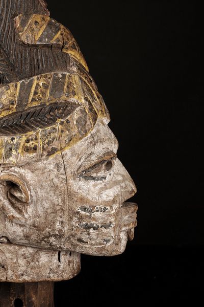 Yoruba -Nigeria : Egungun Layewu.Marionetta'' testa di capo''.Legno duro pieno a patina chiara, pigmenti naturali ed industriali.Segni d'uso ed etichetta espositiva.Con base  - Asta Asta 365 | ARTE AFRICANA, OCEANICA E DELLE AMERICHE - ARTE AFRICANA Tradizionale - Associazione Nazionale - Case d'Asta italiane