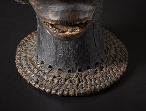 Ekoi o Eiagham - Nigeria, Camerun : Cimiero in forma di testa umana.Legno, pelle di antilope pigmenti e capelli umani su base di vimini.Difetti e segni d'uso.  - Asta Asta 365 | ARTE AFRICANA, OCEANICA E DELLE AMERICHE - ARTE AFRICANA Tradizionale - Associazione Nazionale - Case d'Asta italiane