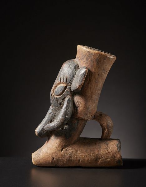 Baham - Camerun : Fornello da pipa in forma di testa di elefante.Legno duro a patina naturale, pigmenti, metallo.Segni d'uso.  - Asta Asta 365 | ARTE AFRICANA, OCEANICA E DELLE AMERICHE - ARTE AFRICANA Tradizionale - Associazione Nazionale - Case d'Asta italiane