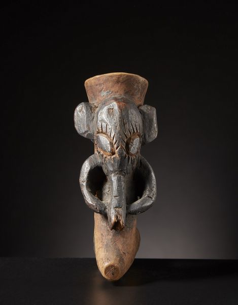 Baham - Camerun : Fornello da pipa in forma di testa di elefante.Legno duro a patina naturale, pigmenti, metallo.Segni d'uso.  - Asta Asta 365 | ARTE AFRICANA, OCEANICA E DELLE AMERICHE - ARTE AFRICANA Tradizionale - Associazione Nazionale - Case d'Asta italiane