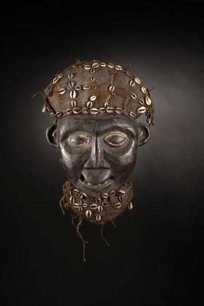 Mankon - Grassland Camerun : Maschera Atua Akam.Legno duro a patina scura, tessuto, conchiglie e pigmenti.Alcune mancanze (conchiglie),  segni d'uso.  - Asta Asta 365 | ARTE AFRICANA, OCEANICA E DELLE AMERICHE - ARTE AFRICANA Tradizionale - Associazione Nazionale - Case d'Asta italiane