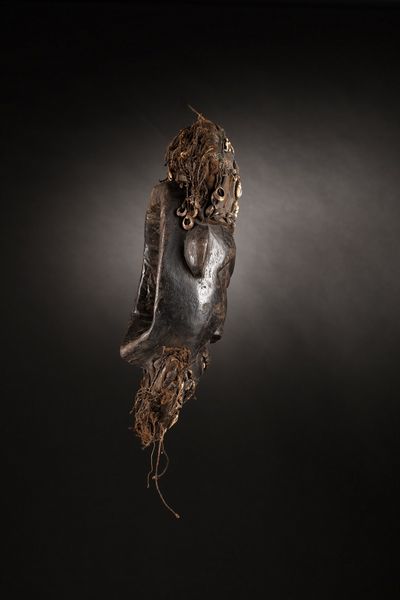 Mankon - Grassland Camerun : Maschera Atua Akam.Legno duro a patina scura, tessuto, conchiglie e pigmenti.Alcune mancanze (conchiglie),  segni d'uso.  - Asta Asta 365 | ARTE AFRICANA, OCEANICA E DELLE AMERICHE - ARTE AFRICANA Tradizionale - Associazione Nazionale - Case d'Asta italiane