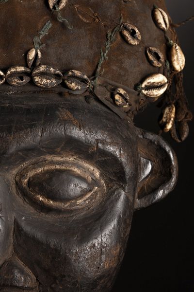 Mankon - Grassland Camerun : Maschera Atua Akam.Legno duro a patina scura, tessuto, conchiglie e pigmenti.Alcune mancanze (conchiglie),  segni d'uso.  - Asta Asta 365 | ARTE AFRICANA, OCEANICA E DELLE AMERICHE - ARTE AFRICANA Tradizionale - Associazione Nazionale - Case d'Asta italiane