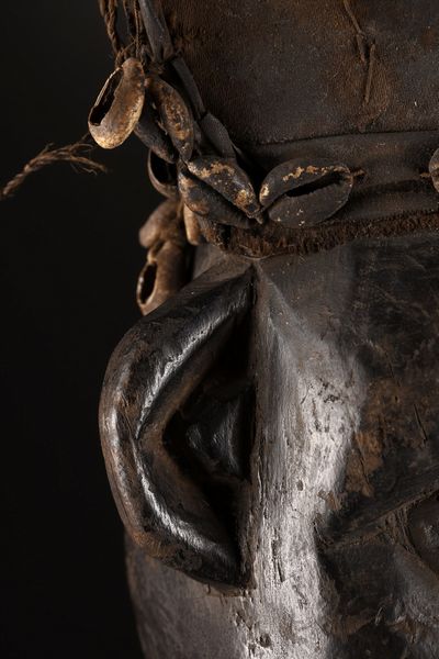 Mankon - Grassland Camerun : Maschera Atua Akam.Legno duro a patina scura, tessuto, conchiglie e pigmenti.Alcune mancanze (conchiglie),  segni d'uso.  - Asta Asta 365 | ARTE AFRICANA, OCEANICA E DELLE AMERICHE - ARTE AFRICANA Tradizionale - Associazione Nazionale - Case d'Asta italiane