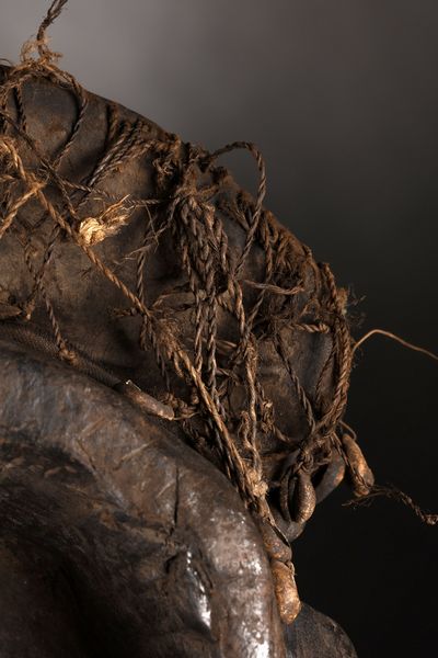 Mankon - Grassland Camerun : Maschera Atua Akam.Legno duro a patina scura, tessuto, conchiglie e pigmenti.Alcune mancanze (conchiglie),  segni d'uso.  - Asta Asta 365 | ARTE AFRICANA, OCEANICA E DELLE AMERICHE - ARTE AFRICANA Tradizionale - Associazione Nazionale - Case d'Asta italiane