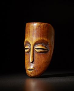 Lega - Repubblica Democratica del Congo : Maschera Lukungu.Avorio.Segni d'uso.  - Asta Asta 365 | ARTE AFRICANA, OCEANICA E DELLE AMERICHE - ARTE AFRICANA Tradizionale - Associazione Nazionale - Case d'Asta italiane