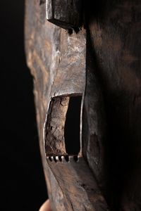 Lese/Bira /Ndaaka (?) - Repubblica Democratica del Congo, Regione Ituri : Maschera.Legno duro a patina scura.Segni d'uso.  - Asta Asta 365 | ARTE AFRICANA, OCEANICA E DELLE AMERICHE - ARTE AFRICANA Tradizionale - Associazione Nazionale - Case d'Asta italiane